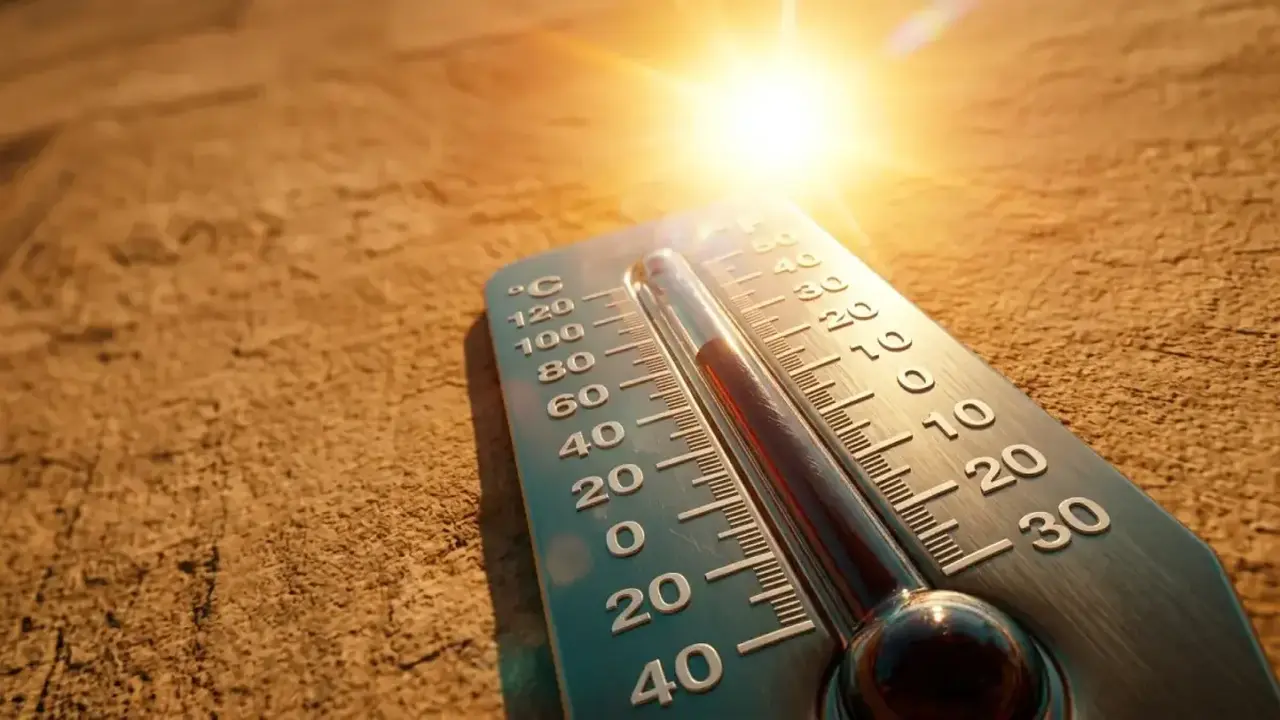 ارتفاع غير مسبوق لدرجات الحرارة في مصر وتحذيرات من شبورة خطيرة في الصباح!